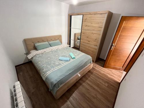 Dormitorio pequeño con cama con espejo en Vila Kiko, en Plav