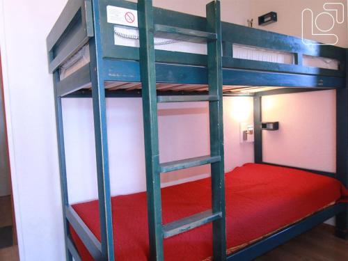Ce lit superposé se trouve dans un dortoir doté d'un matelas rouge. dans l'établissement Appartement cosy 2 pièces, 6 pers, Alpe d'Huez - proche pistes et commerces - FR-1-405-52, à L'Alpe-d'Huez
