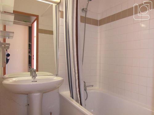 une salle de bain avec un lavabo, des toilettes et une baignoire dans l'établissement Appartement cosy 2 pièces, 6 pers, Alpe d'Huez - proche pistes et commerces - FR-1-405-52, à L'Alpe-d'Huez