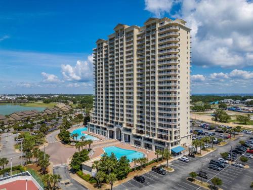 una vista aérea de un gran edificio de apartamentos en Ariel Dunes I 2001, en Destin