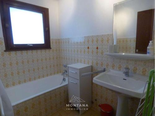 une salle de bain avec un lavabo et une baignoire et un lavabo dans l'établissement Confortable 3 pièces pour 6pers avec balcon au Grand-Bornand - FR-1-458-124, au Grand-Bornand