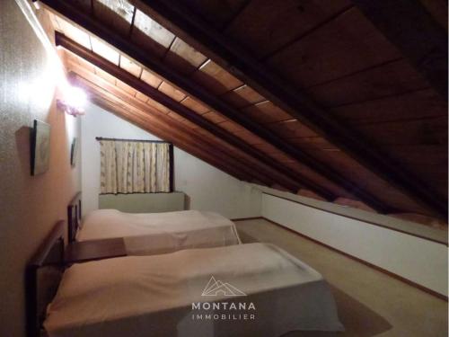 2 Betten in einem Zimmer mit Holzdecke in der Unterkunft Appartement Le Grand-Bornand, 3 pièces, 6 personnes - FR-1-458-165 in Le Grand-Bornand