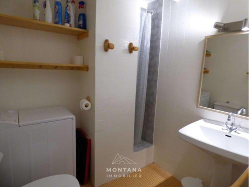 une salle de bain avec toilettes, lavabo et miroir dans l'établissement Duplex 3 pièces avec balcon, proche village et remontées - 6 pers - FR-1-458-165, au Grand-Bornand