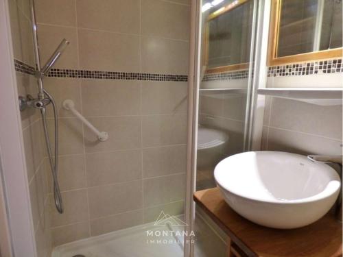 une salle de bain avec lavabo et douche dans l'établissement Studio rénové avec cabine - 26m² - 5 pers - Balcon exposé sud - Près skibus et remontées mécaniques - FR-1-458-125, au Grand-Bornand