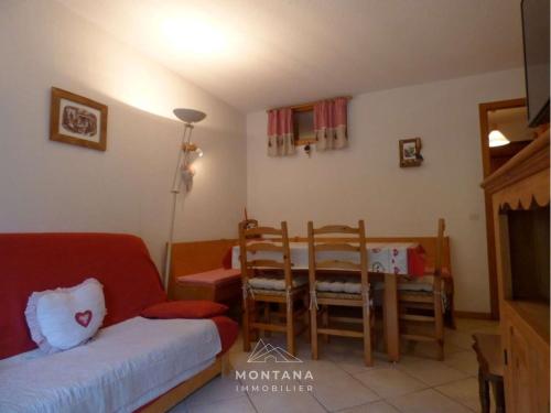 un salon avec un canapé, une table et des chaises dans l'établissement Confortable 2 Pièces + Cabine pour 4 Personnes au Centre-Ville, Terrasse, Proche Navettes - FR-1-458-169, au Grand-Bornand