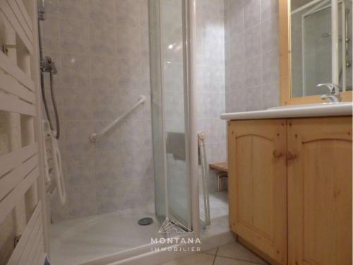 Kúpeľňa v ubytovaní Confortable 2 Pièces + Cabine pour 4 Personnes au Centre-Ville, Terrasse, Proche Navettes - FR-1-458-169