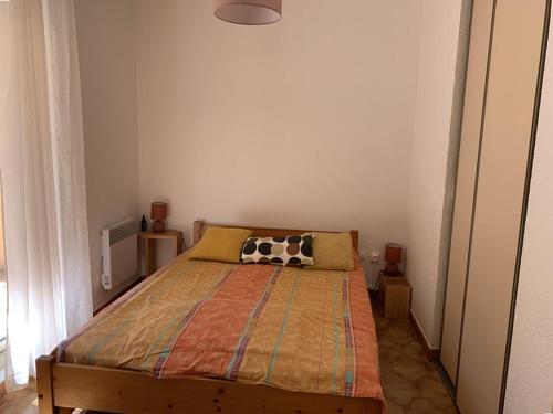 um quarto com uma cama com uma almofada de vaca em Appartement Hyères, 2 pièces, 4 personnes - FR-1-335-184 em Hyères