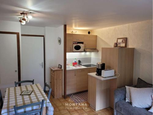 un petit appartement avec une cuisine et un salon dans l'établissement Studio cosy avec jardinet, près des pistes et centre, 4/5 pers, Le Grand-Bornand - FR-1-458-184, au Grand-Bornand