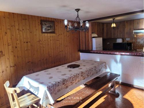 une chambre avec une table et une cuisine avec une table et des chaises dans l'établissement Grand T3 + mezzanine pour 6 pers, balcon exposé Sud - FR-1-458-192, au Grand-Bornand