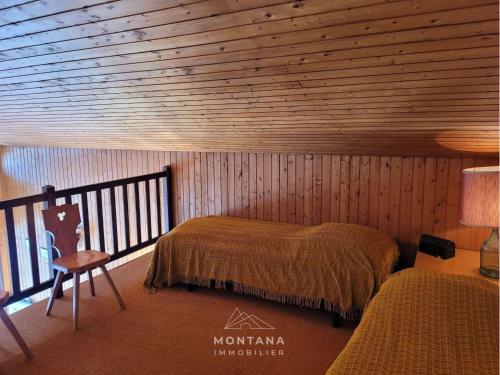 - une chambre avec un lit et une chaise sur un balcon dans l'établissement Grand T3 + mezzanine pour 6 pers, balcon exposé Sud - FR-1-458-192, au Grand-Bornand