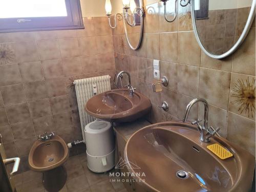 une salle de bain avec deux lavabos et un WC et un miroir dans l'établissement Grand T3 + mezzanine pour 6 pers, balcon exposé Sud - FR-1-458-192, au Grand-Bornand