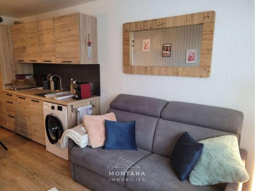 un salon avec un canapé et une cuisine dans l'établissement Studio rénové avec cabine pour 4 pers, calme à Le Grand-Bornand - FR-1-458-199, au Grand-Bornand