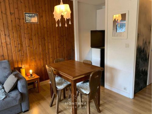 une salle à manger avec une table et un canapé dans l'établissement Studio rénové 4 pers, Le Grand-Bornand, balcon sud, proche skibus - FR-1-458-200, au Grand-Bornand