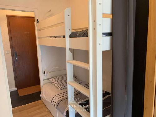 quelques lits superposés dans une chambre dans l'établissement Studio rénové 4 pers, Le Grand-Bornand, balcon sud, proche skibus - FR-1-458-200, au Grand-Bornand