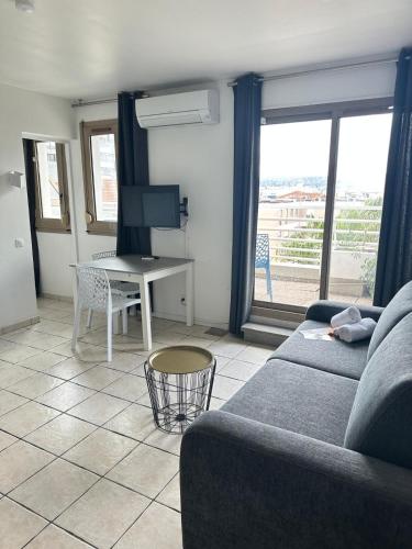 un salon avec un canapé et une table dans l'établissement Résidence Graziella Studio 606, à Juan-les-Pins