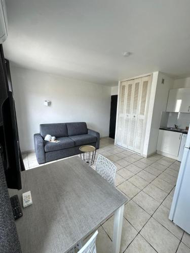 un salon avec un canapé et une table dans l'établissement Résidence Graziella Studio 606, à Juan-les-Pins