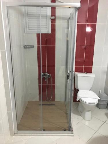 een badkamer met een douche en een toilet. bij Ozturk Apart Hotel in Marmaris