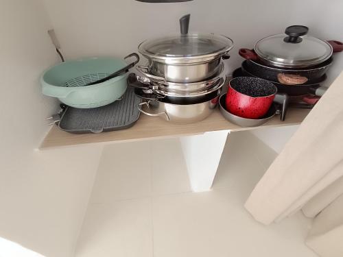 a shelf with pots and pans on it in a kitchen at LA PERLA, comfort e relax in Vignacastrisi