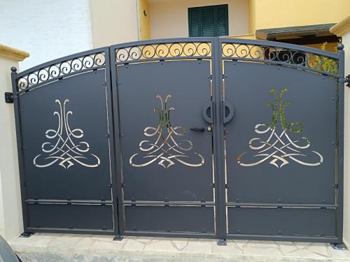 a pair of blue gates with plants on them at LA PERLA, comfort e relax in Vignacastrisi