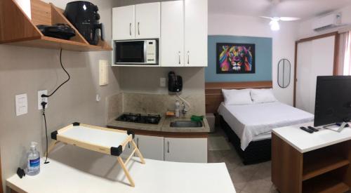 Kleines Zimmer mit einem Bett und einem Schreibtisch. in der Unterkunft Flat Luxo 5* centro: Seu Sonho esta aqui! in Brasilia