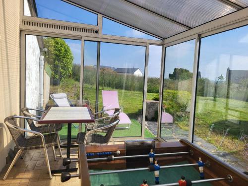 - une terrasse couverte avec une table de billard et des chaises dans l'établissement Justicou, à Poullaouen