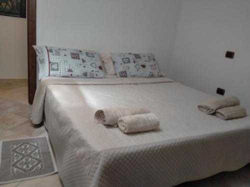 1 dormitorio con 2 toallas en una cama en Le Rose, en Olmedo