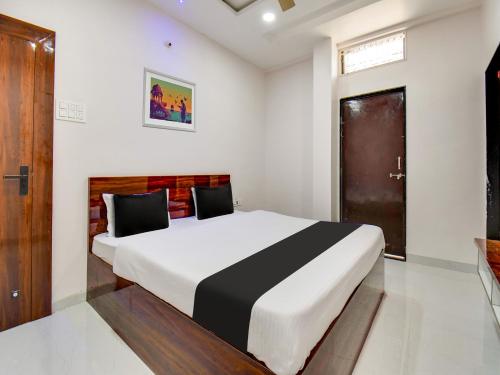 Кровать или кровати в номере OYO Hotel Atithi Inn