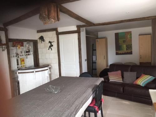 un salon avec une table et un canapé dans l'établissement studio meublé et équipé, à Bellegarde