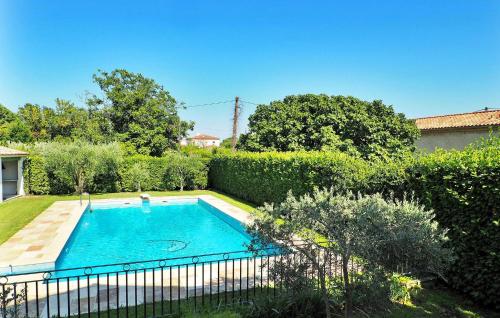 - une piscine dans une cour à côté d'une haie dans l'établissement Villa Les Sapins, à Moulès