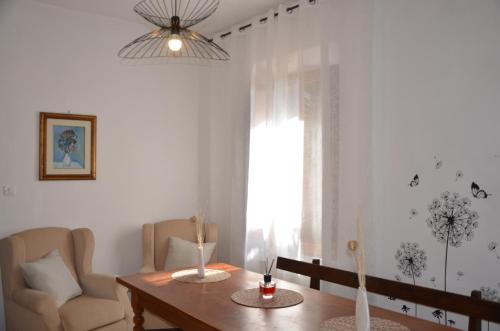 a living room with a table and chairs and a window at Casa Anna in Castellina in Chianti
