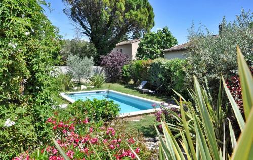 - une piscine dans le jardin d'une maison dans l'établissement Villa La Coupe Dor, à Avignon