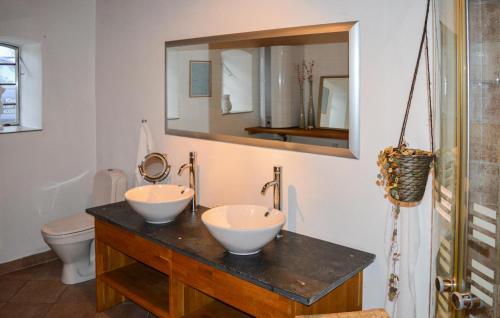 a bathroom with two sinks and a toilet at Stalden in Mariager