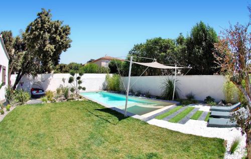 une cour avec une piscine et une clôture dans l'établissement La Villa De Notre Dame, à Châteaurenard