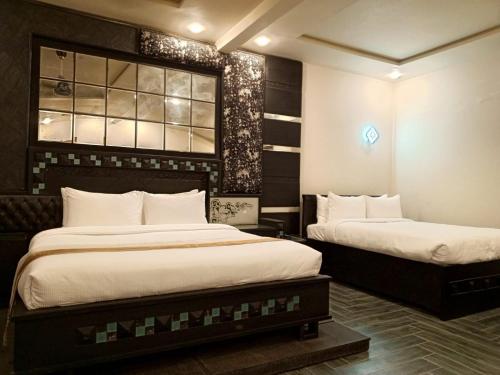 Llit o llits en una habitació de MZ Hotel and Restaurant Sukkur