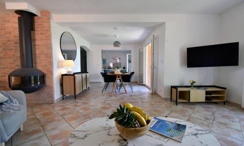 sala de estar con chimenea en Piscine chauffée et magnifique vue mer! à10 mns de la plage & du centre!, en Cavalaire-sur-Mer