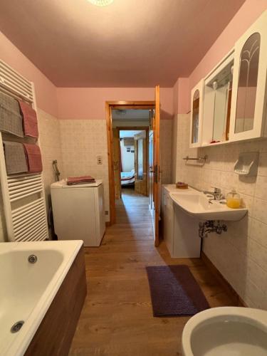 uma casa de banho com uma banheira e um lavatório em Maison Jenny em Aosta