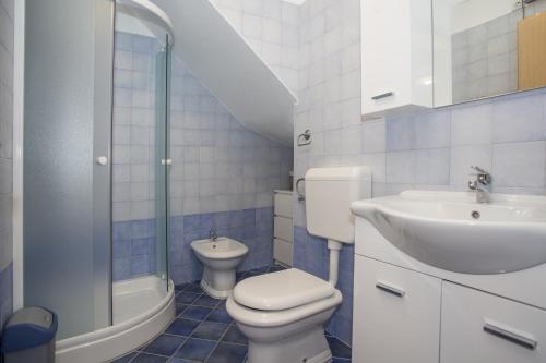 y baño con aseo, lavabo y ducha. en Apartment Matteotti 199, en Rovinj