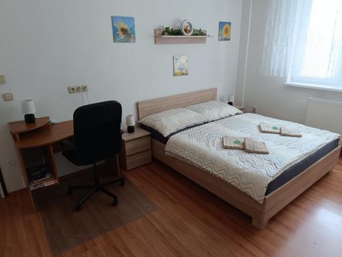 een slaapkamer met een bed, een bureau en een stoel bij Prázdninové ubytování - celý byt jen Váš in Litomyšl