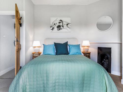 Кровать или кровати в номере Holway Cottage
