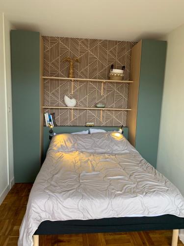 - une chambre avec un lit avec une tête de lit dans l'établissement Appartement à 2 pas de la mer, à Berck-sur-Mer