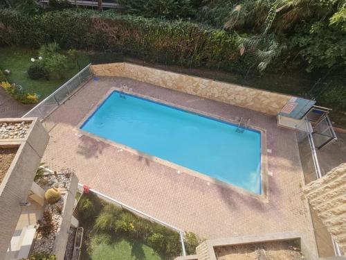 - une vue sur la grande piscine bleue dans l'établissement Studio avec Terrasse, Piscine, Proche Plages et Commodités - FR-1-196-355, à Roquebrune-Cap-Martin