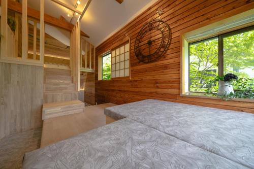Private hot-spring Villa in Kusatsu tesisinde bir odada yatak veya yataklar