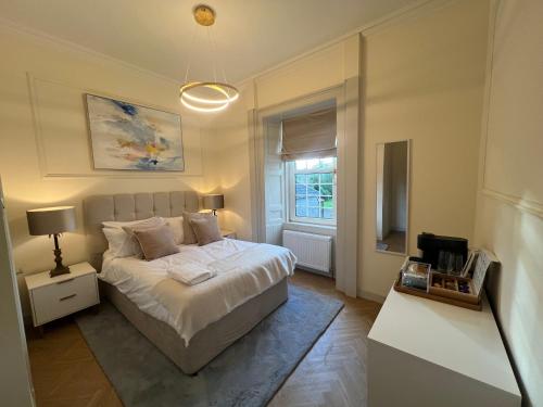 Una cama o camas en una habitación de 'Maisie' in ApartNest Auchterarder
