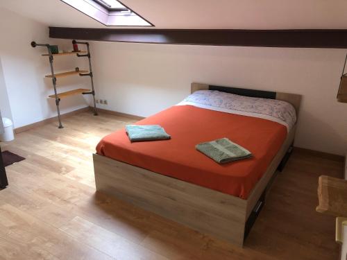 - une chambre avec un lit et 2 serviettes dans l'établissement L’escapade marine ensoleillée, à Balaruc-le-Vieux