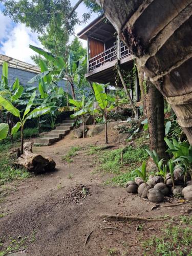 een onverharde weg voor een huis bij A Peace In Paradise in Baie Lazare Mahé