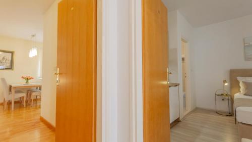 een deur naar een kamer met een slaapkamer bij Apartments Pavoković Baška Voda - Beach nearby in Baška Voda
