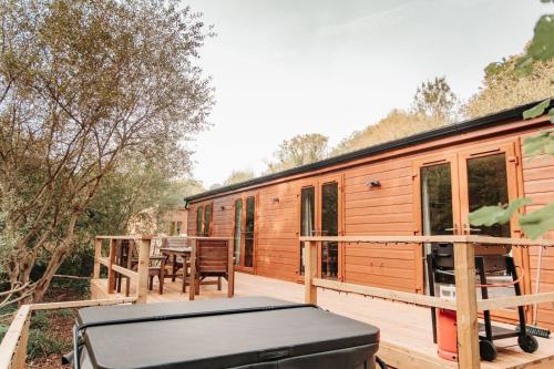 Balkón nebo terasa v ubytování Herons Lake Retreat Hot Tub Lodges