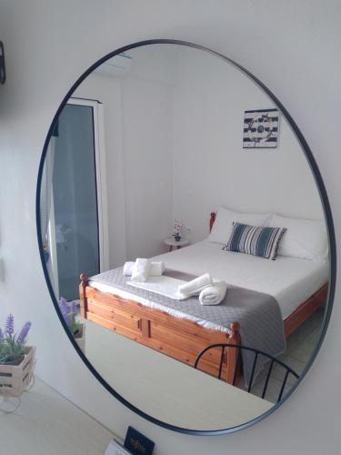 um espelho num quarto com uma cama em NaDim rooms em Himare