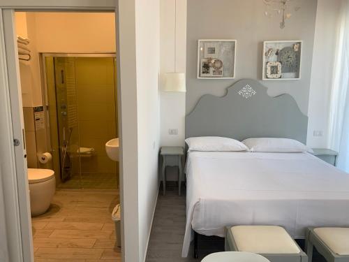 A bathroom at Daniel Apartments