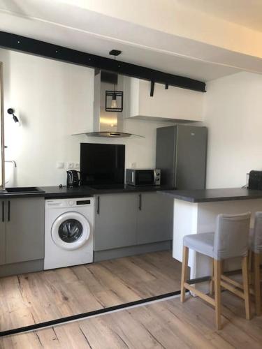 une cuisine avec un lave-linge et un lave-linge dans l'établissement Superbe appartement vieux port de La Rochelle EMPLACEMENT IDEAL WIFI, à La Rochelle